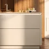 Eine moderne Küche mit einer Arbeitsfläche und Äpfeln darauf. Nolte Küchen.