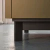 Ein Küchenschrank mit modernem Design steht auf einem glänzenden Boden. Nolte Küchen.