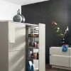 Eine moderne Küche mit glänzenden Schränken und Vorratsregal von Nolte Küchen.