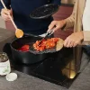 Zwei Personen kochen gemeinsam in einer modernen Nolte Küchen Umgebung.
