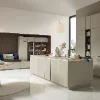 In der modernen Küche mit Insel und Sitzbereich spiegelt sich das elegante Design von Nolte Küchen wider.