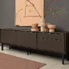 Ein modernes Sideboard mit Dekoration vor grauer Wand, passend zu Nolte Living.