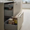 In der modernen Küche sind geöffnete Schubladen mit Vorräten zu sehen. Nolte Küchen.