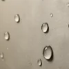 Wassertropfen auf einer glatten Oberfläche. Keyvisual von Nolte Küchen Anti-Fingerprint.