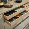 Una cocina elegante con cajones abiertos muestra soluciones de almacenamiento elegantes de Nolte Cocina.