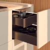 Eine geöffnete Küchenschublade in modernem Design. Nolte Küchen.