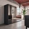 Moderne Loft-Wohnung mit Spiegelwand, grauem Schrank und Ledersofa. nolteneo.