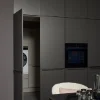 Eine moderne Küche mit integriertem Haushaltsraum. Nolte Küchen.