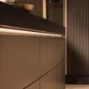 Eine moderne, elegante Küchenzeile mit dezenter Beleuchtung, Nolte Küchen.