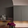 Moderne Kücheneinrichtung mit dunklen Schränken und Marmorarbeitsfläche. Nolte Küchen.