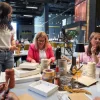 Eine Gruppe von Menschen bastelt an einem Tisch in einem modernen Raum bei Nolte Living.