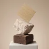 Einzigartige Materialkomposition aus Holz, Stein und Beton, die Balance symbolisiert – NolteNeo.