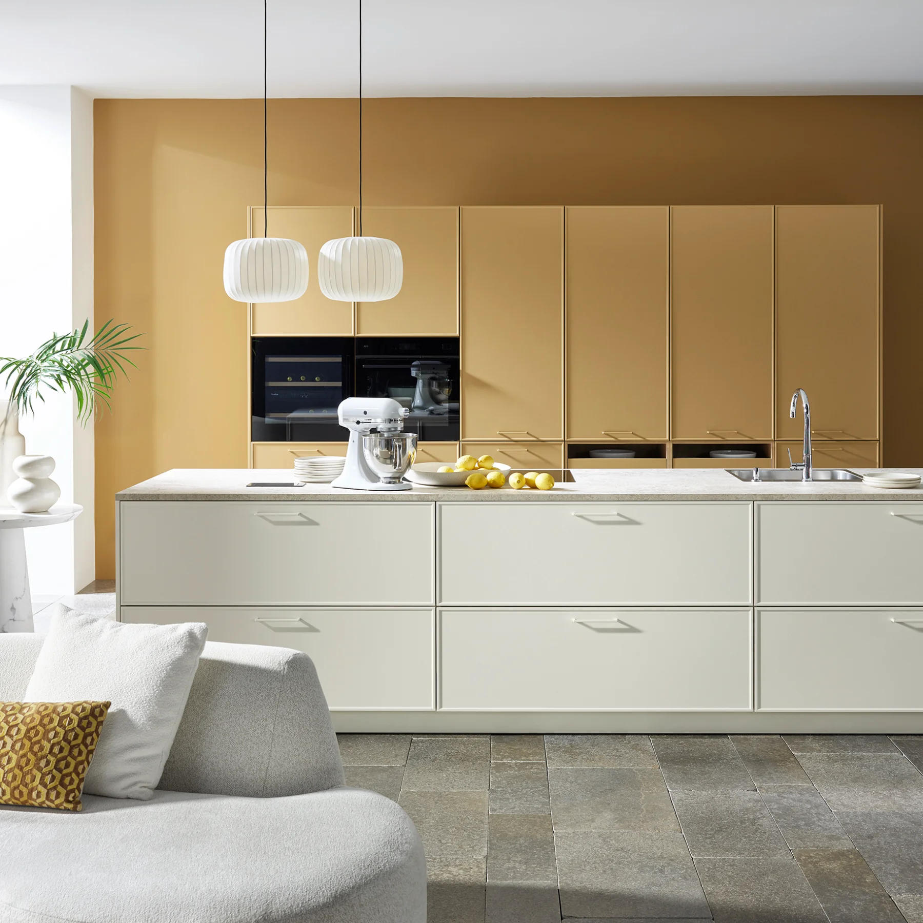 Moderne Inselküche in Caramel & Magnolia