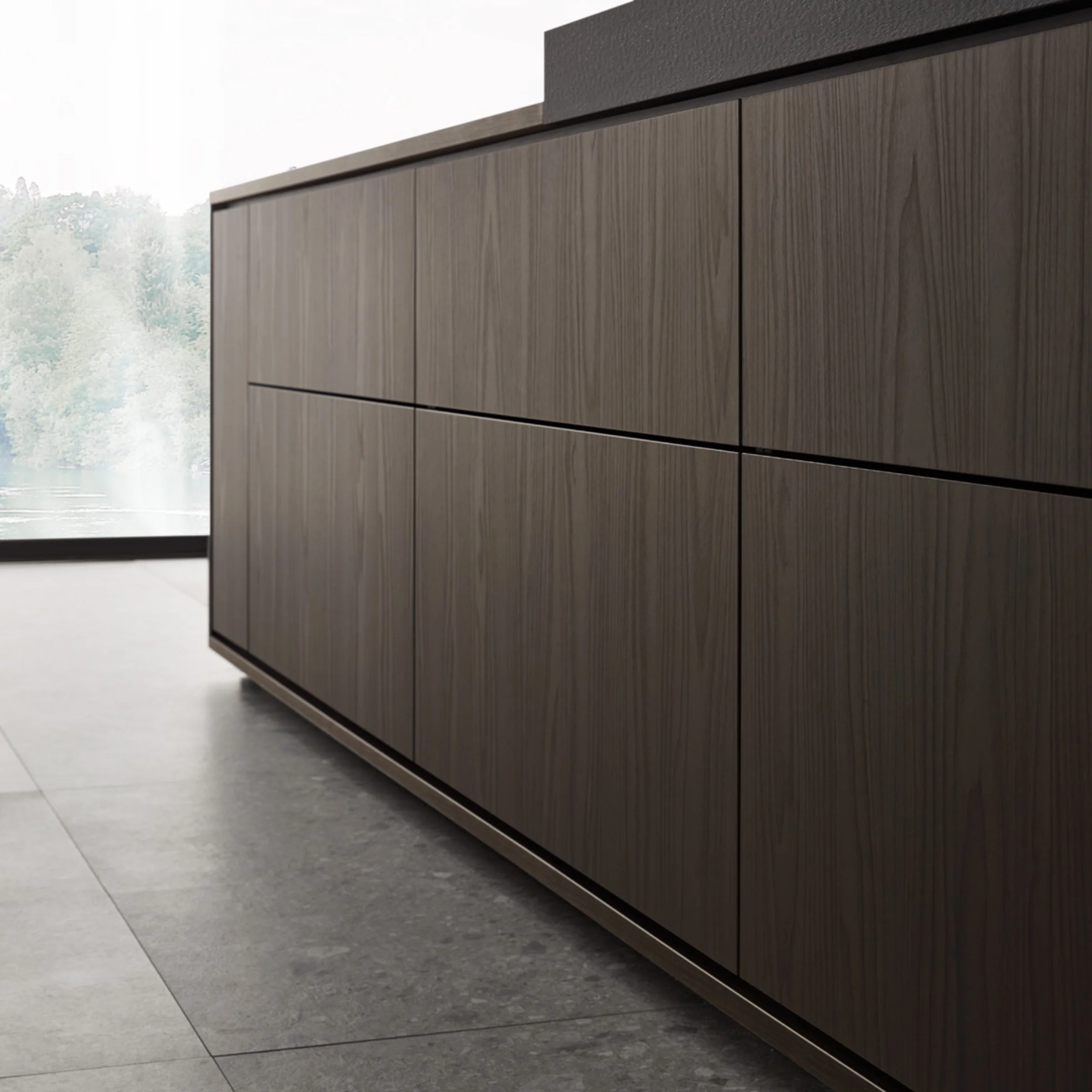 Eine moderne Küche mit Holzfronten und einem Blick ins Freie, gestaltet von Nolte Küchen.