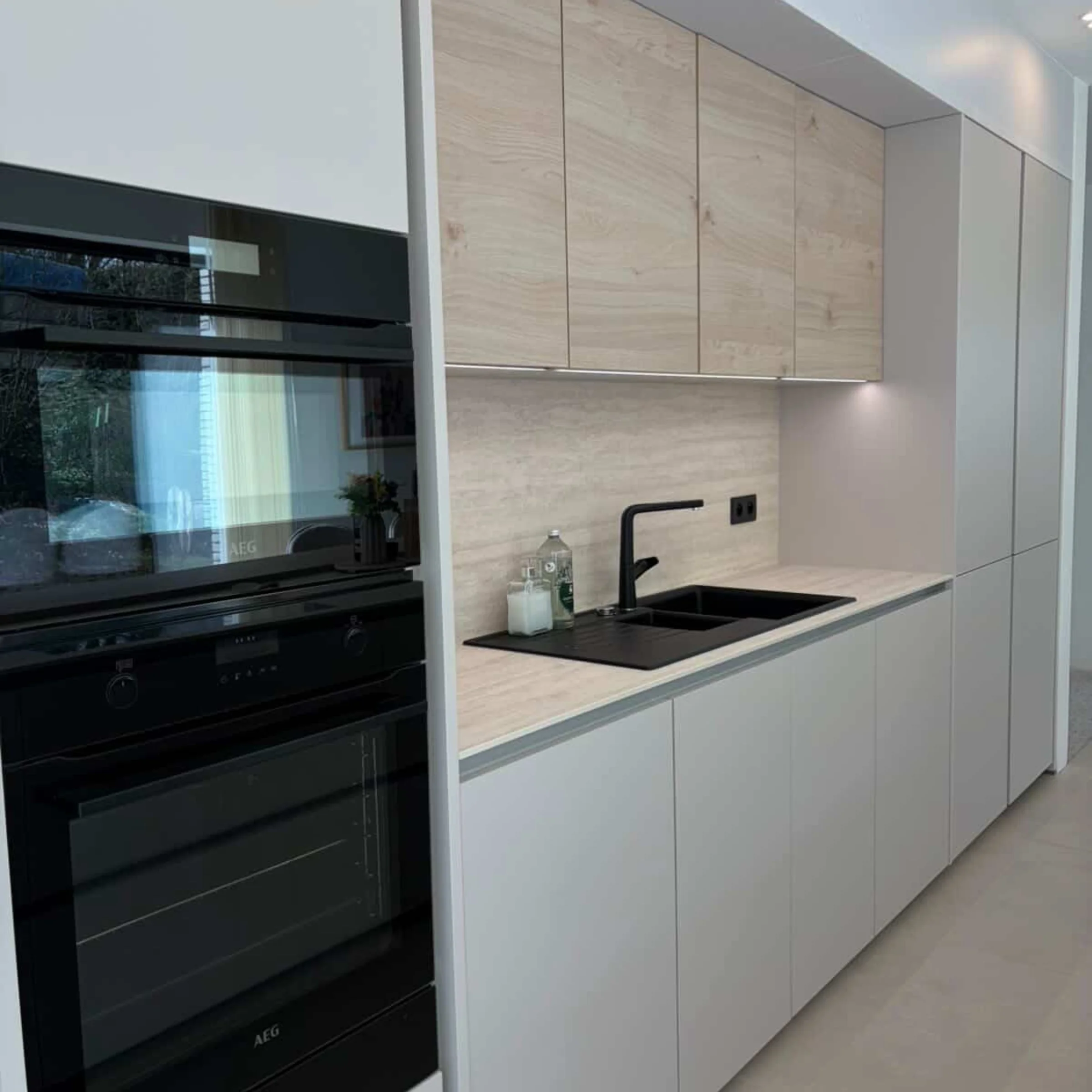 Eine moderne Küche mit eleganten Schränken und integrierten Geräten von Nolte Küchen.