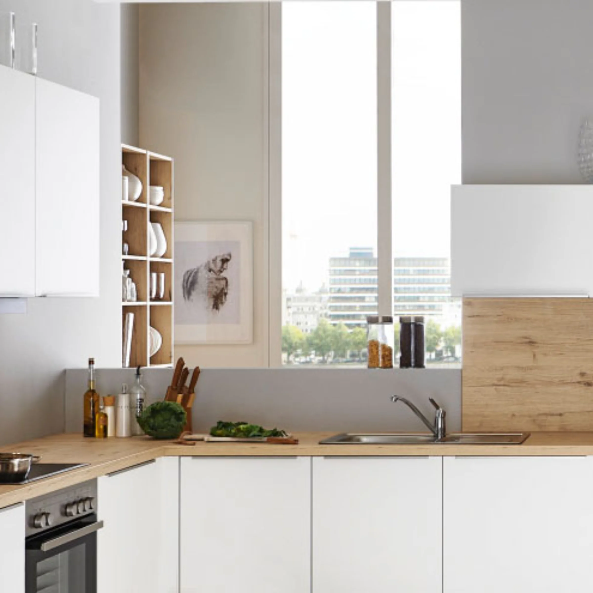 Eine moderne Küche mit weißen Schränken und Holzakzenten, gestaltet von Nolte Küchen.