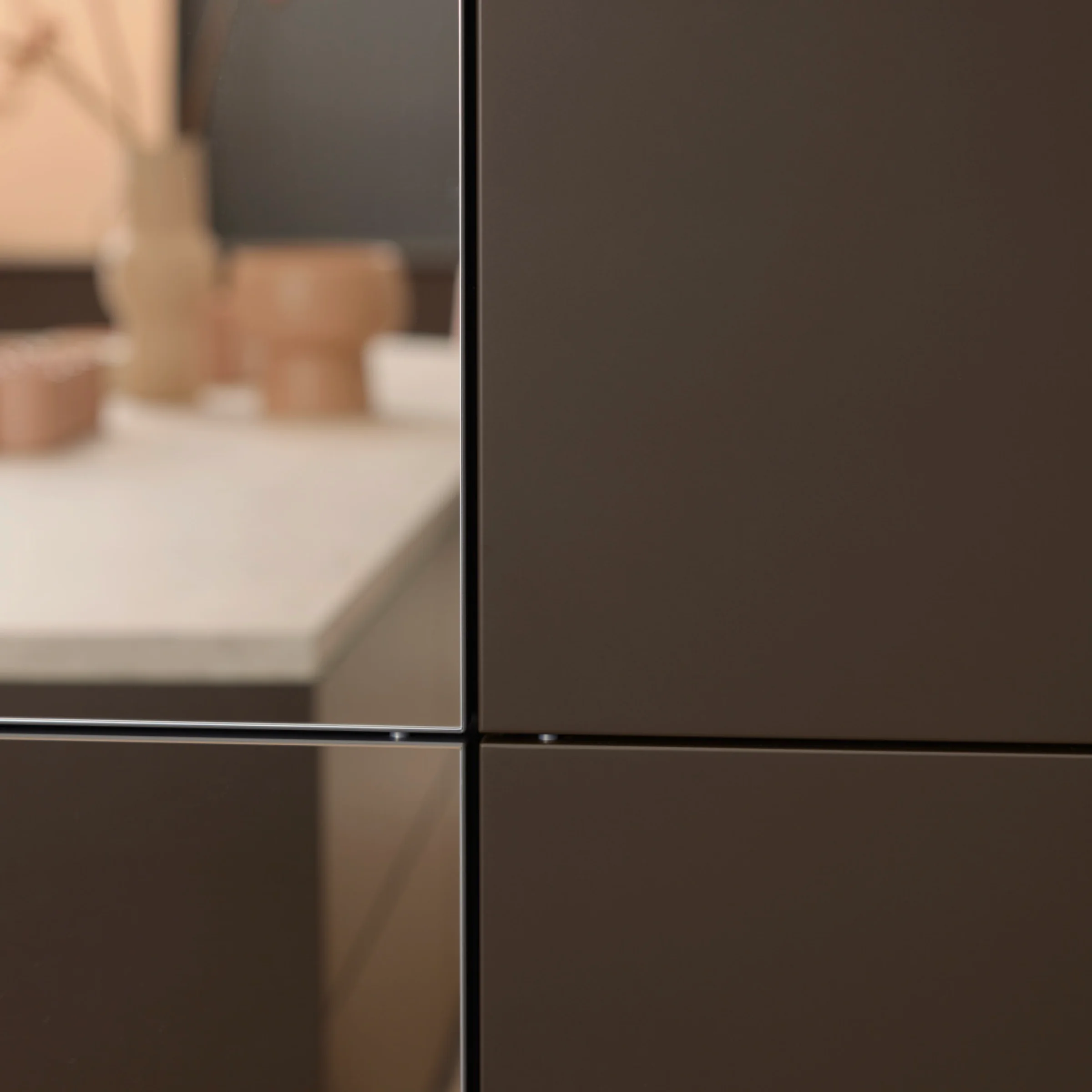 Une cuisine moderne avec des armoires sombres et un plan de travail clair, Nolte Kitchen.