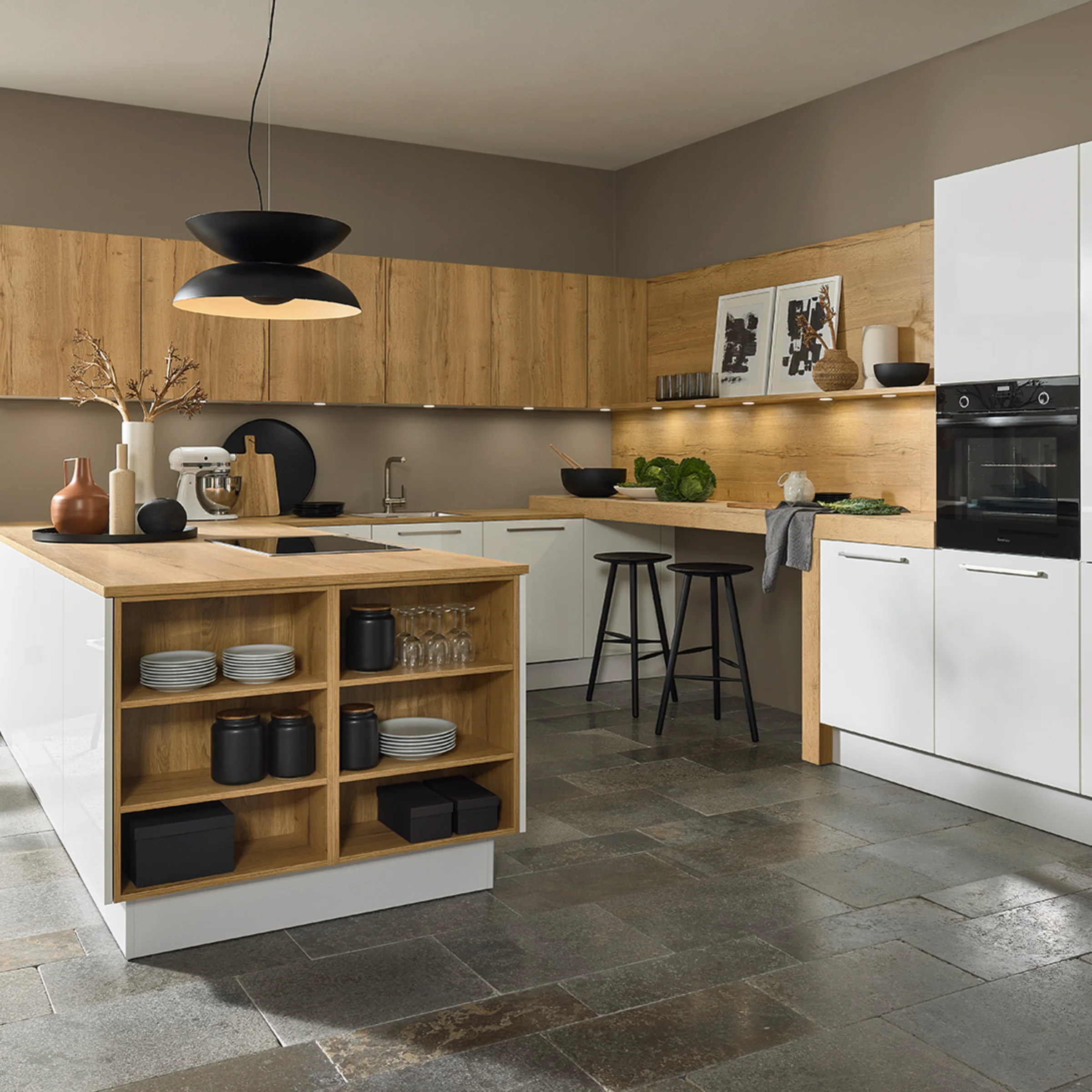 Eine moderne Küche mit Holz- und Weißelementen; Nolte Küchen.