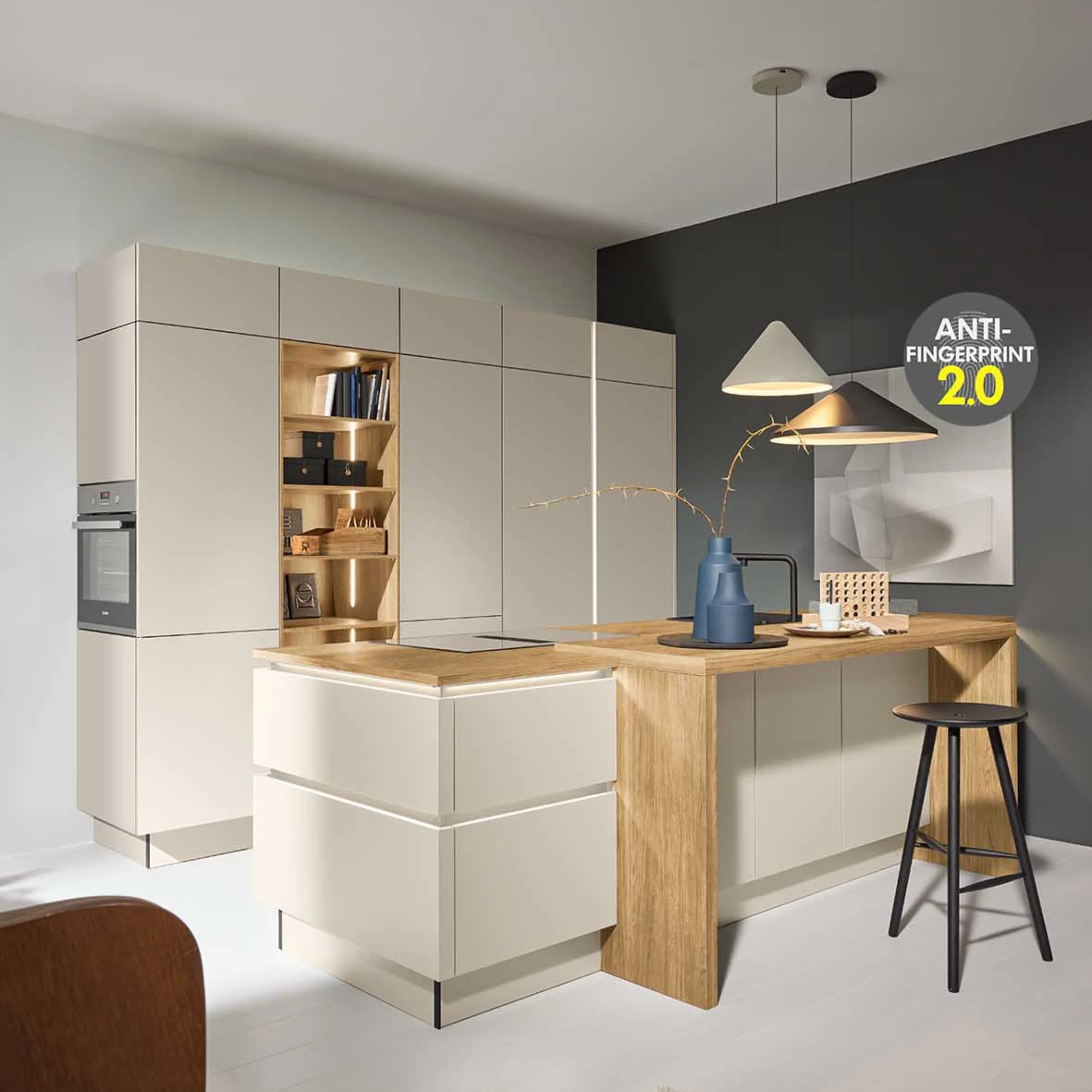 Moderne Küche mit Holzdetails und Insel, ideal für stilvolles Kochen. Nolte Küchen.