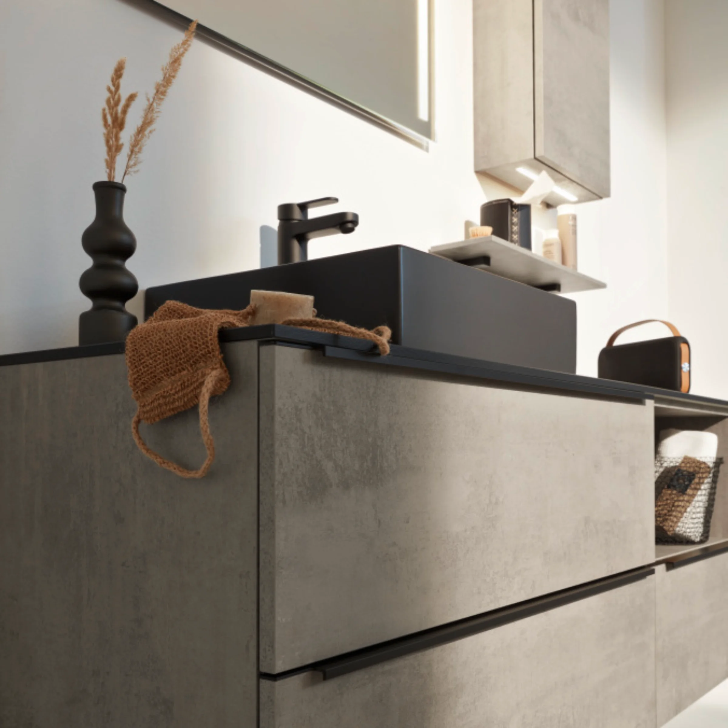 Ein modernes Badezimmer mit grauem Waschtisch und schwarzen Armaturen, gestaltet von Nolte SPA.