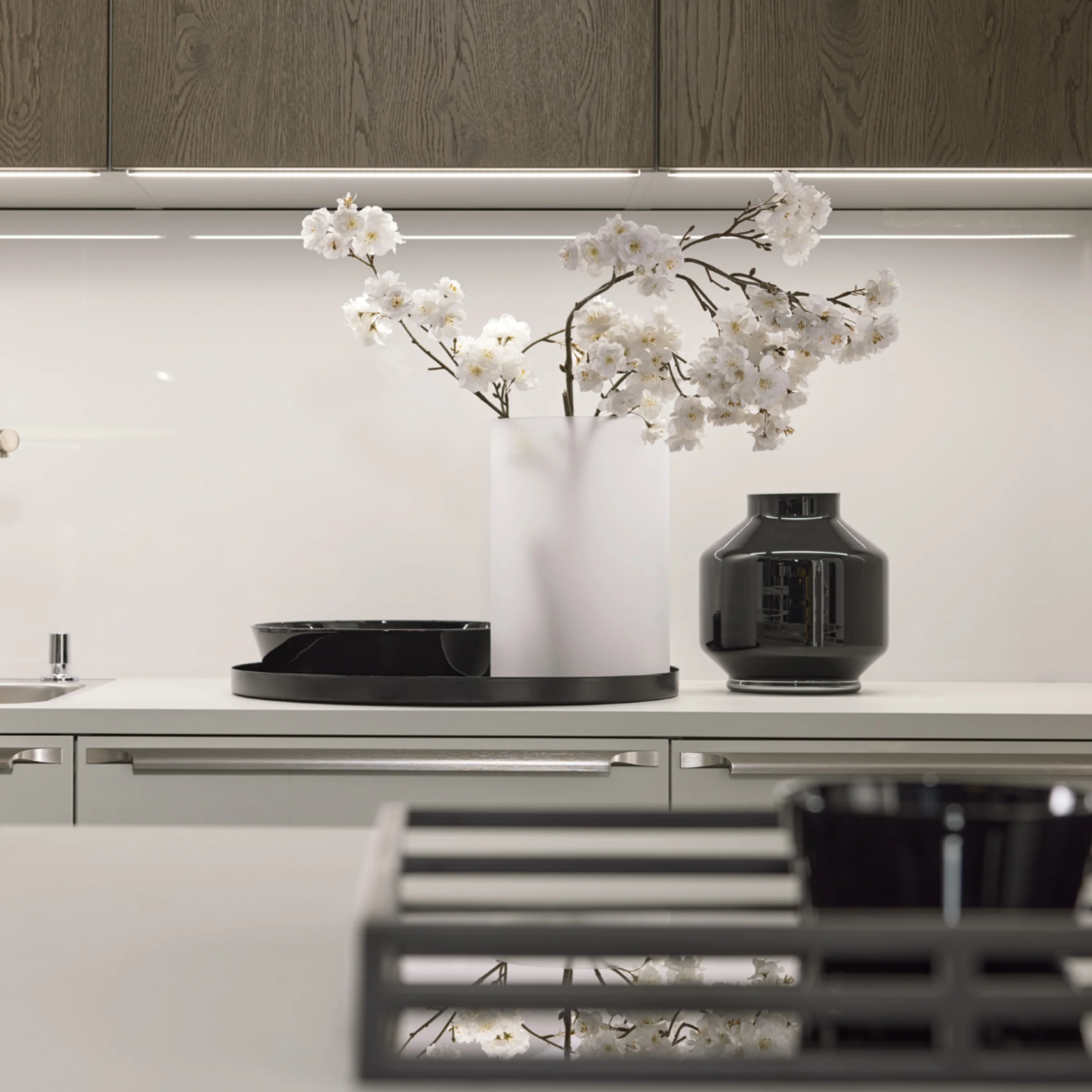 Eine moderne Küchentheke mit Blumendekor und stilvollen Armaturen, Nolte Küchen.