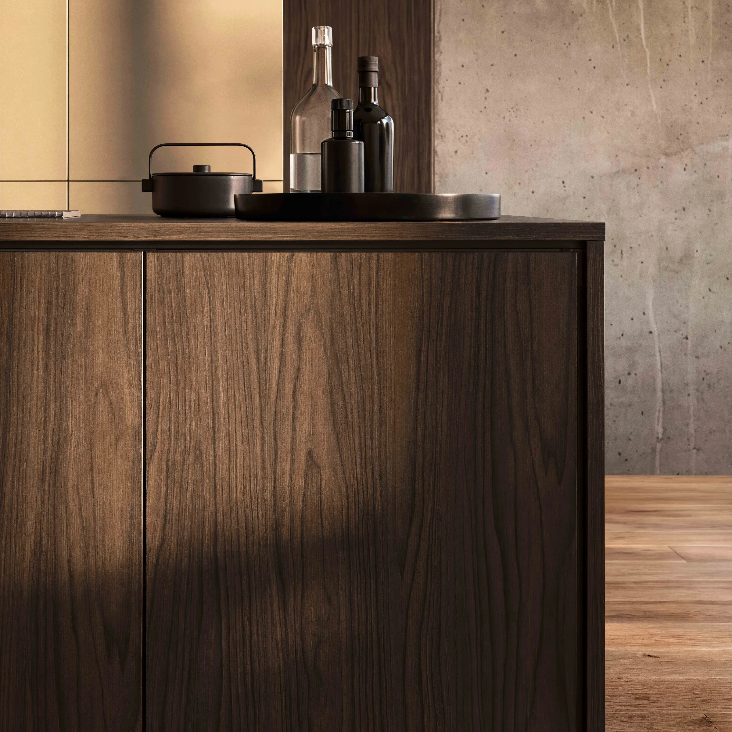 Eine stilvolle Küche mit dunklen Holzelementen und eleganten Accessoires. Nolte Küchen.