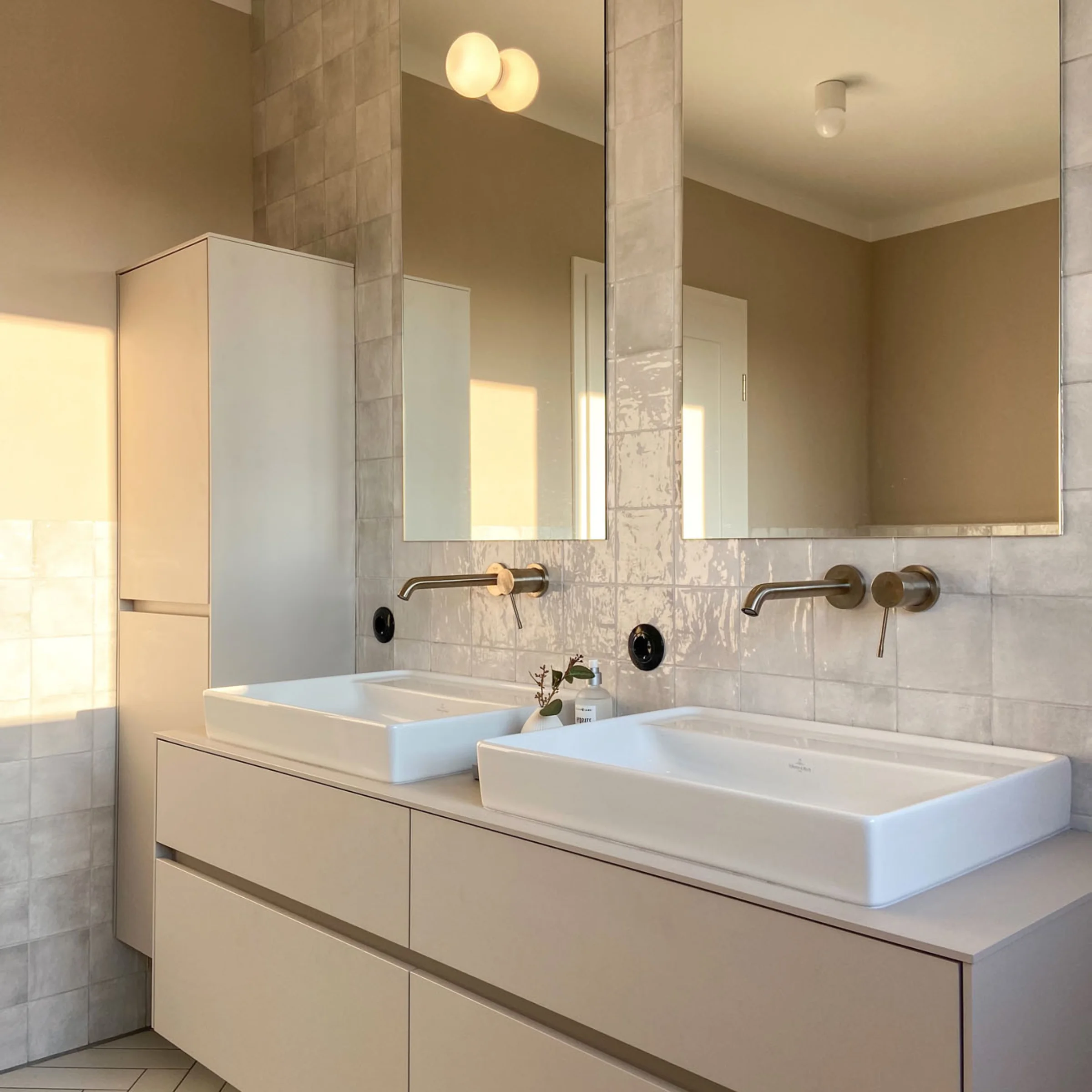 Ein modernes Badezimmer mit zwei Waschbecken und großem Spiegel, Teil des Nolte SPA.