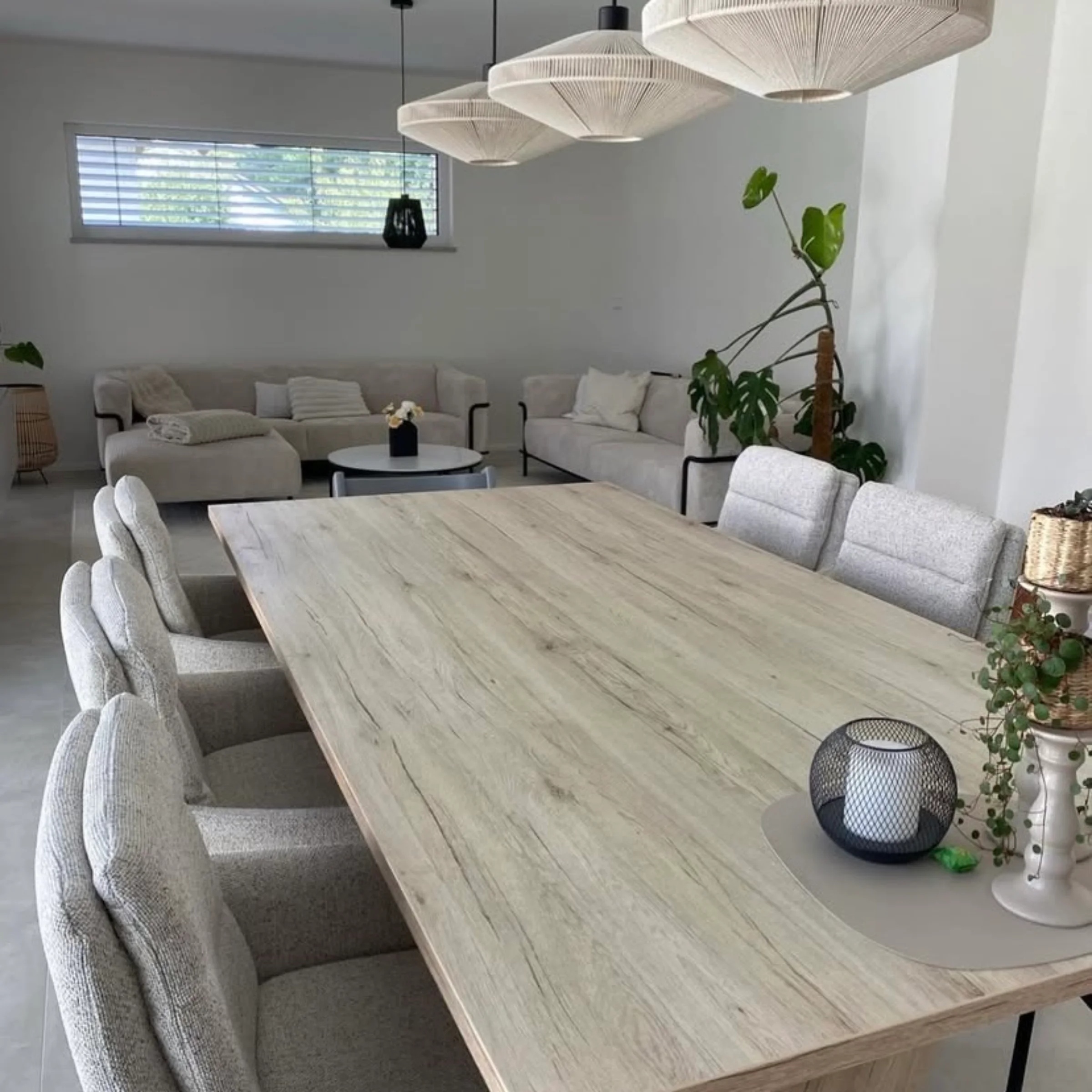 Ein elegantes Wohnzimmer mit großem Esstisch und stilvollen Sitzmöbeln, Nolte Living.