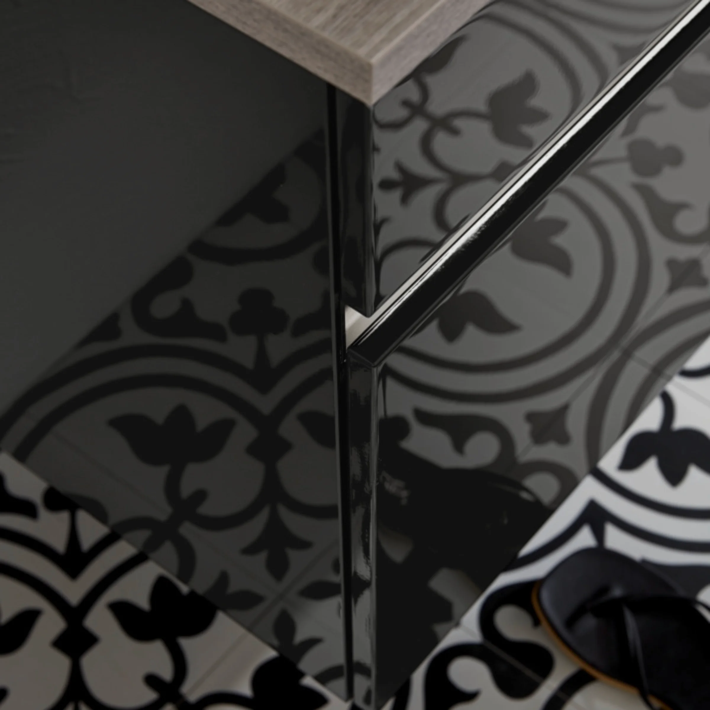 Ein stilvolles Badezimmer mit gemustertem Boden und modernen Oberflächen, Nolte SPA.