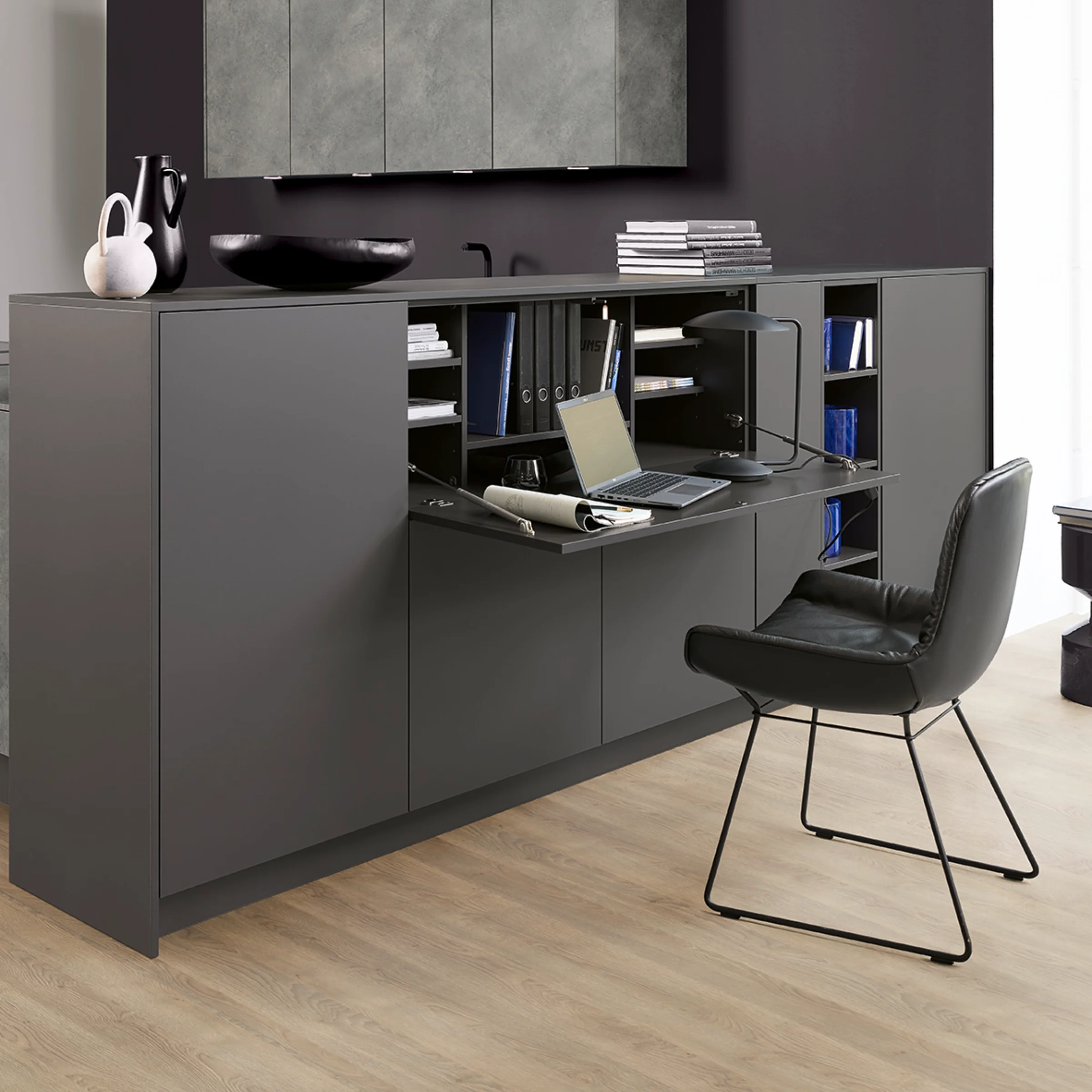 Ein moderner Schreibtischbereich in einer Küche mit Nolte Living Design.