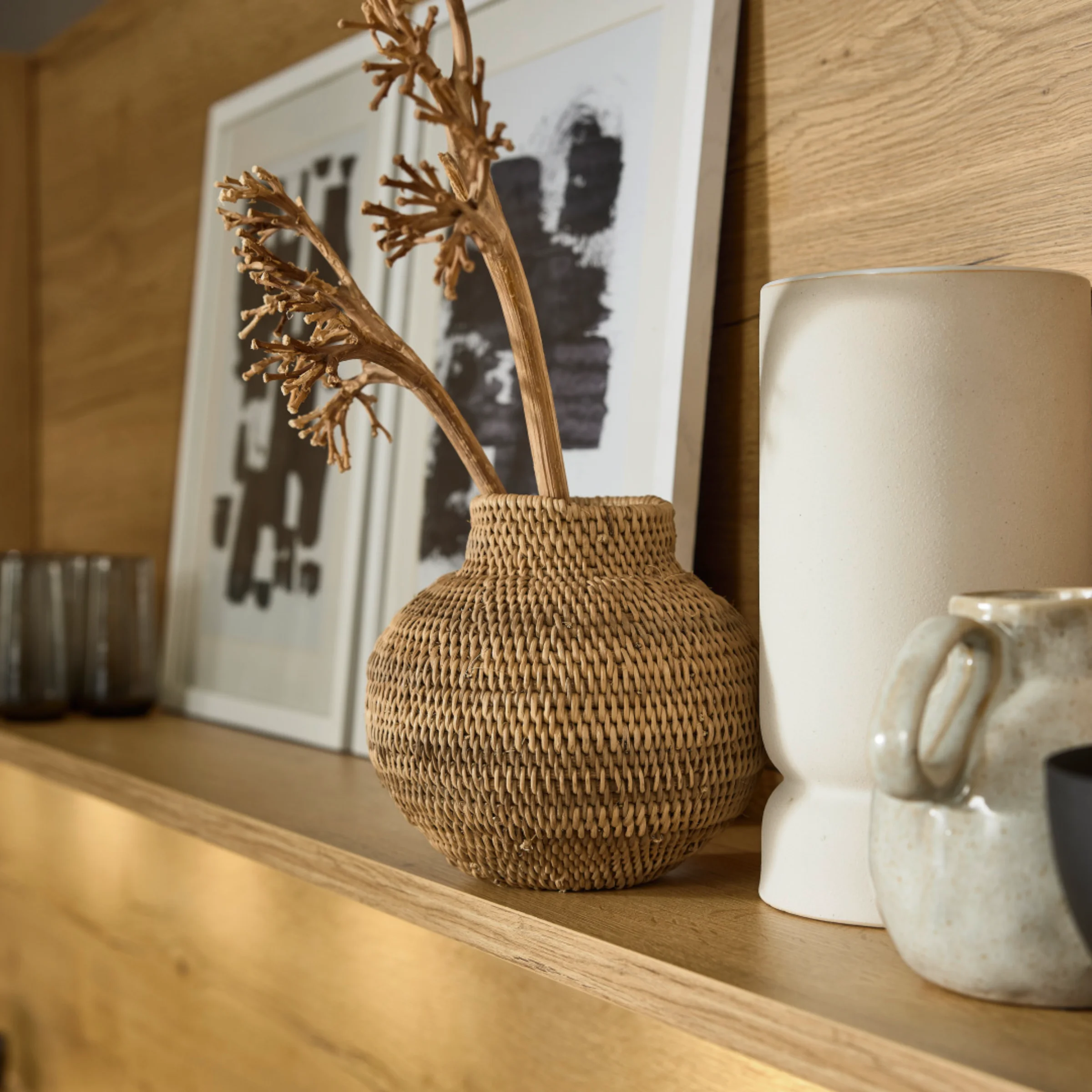 Dekorative Accessoires auf einem Holzbord in einer Küche von Nolte Küchen.