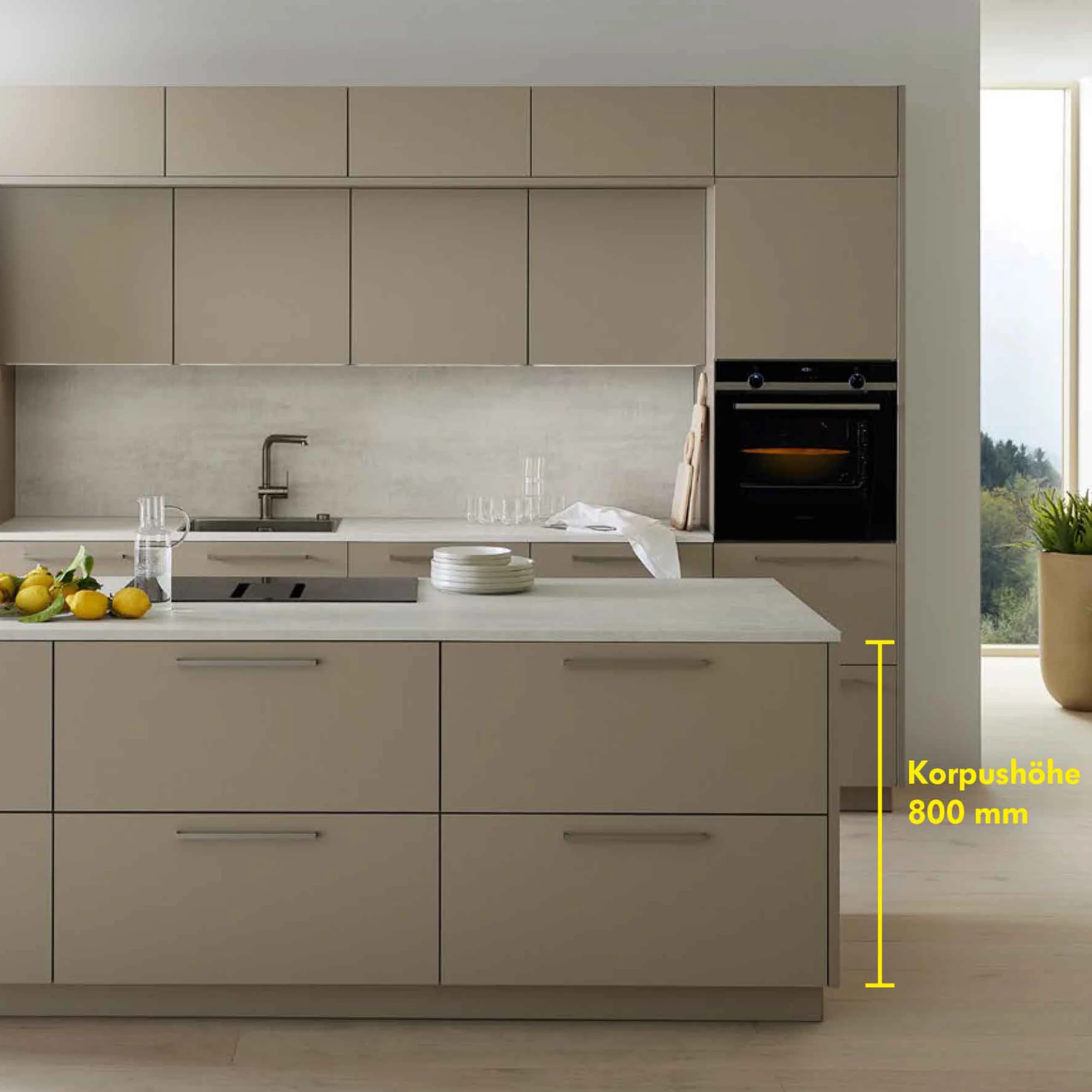 Eine moderne Küche mit Insel und beige Fronten, präsentiert von Nolte Küchen.