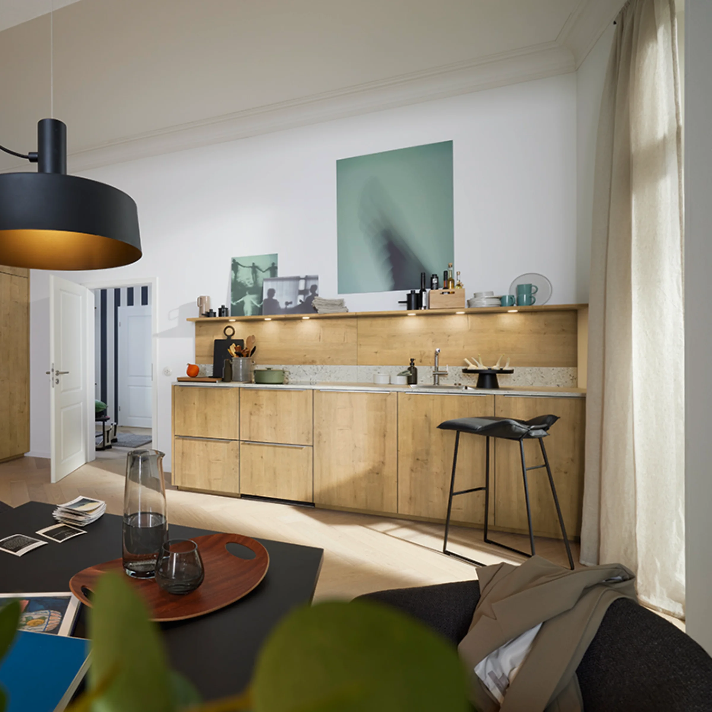 Eine moderne Küche mit Holzelementen und Arbeitsbereich, Nolte Küchen.