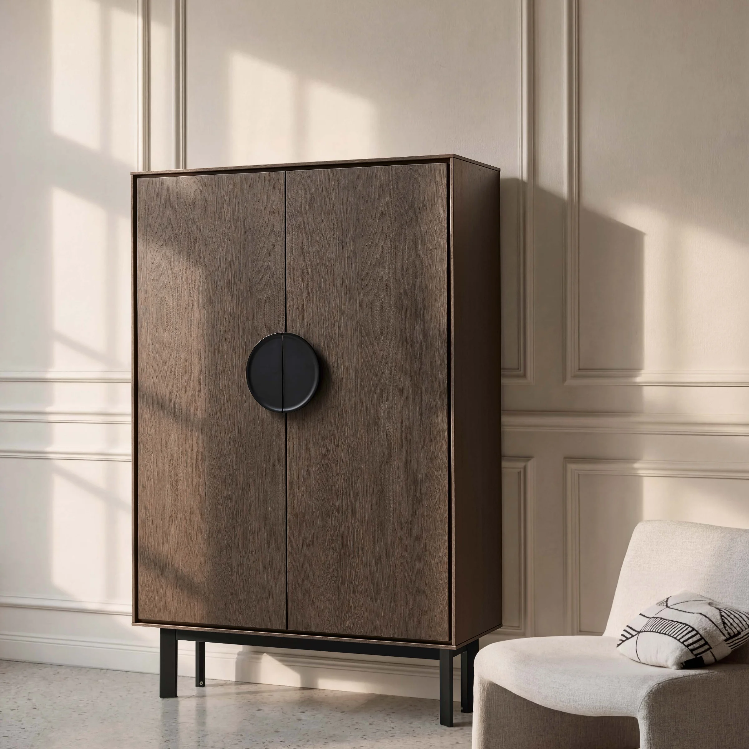 Ein eleganter Schrank steht neben einem beigen Sessel, Nolte Living.