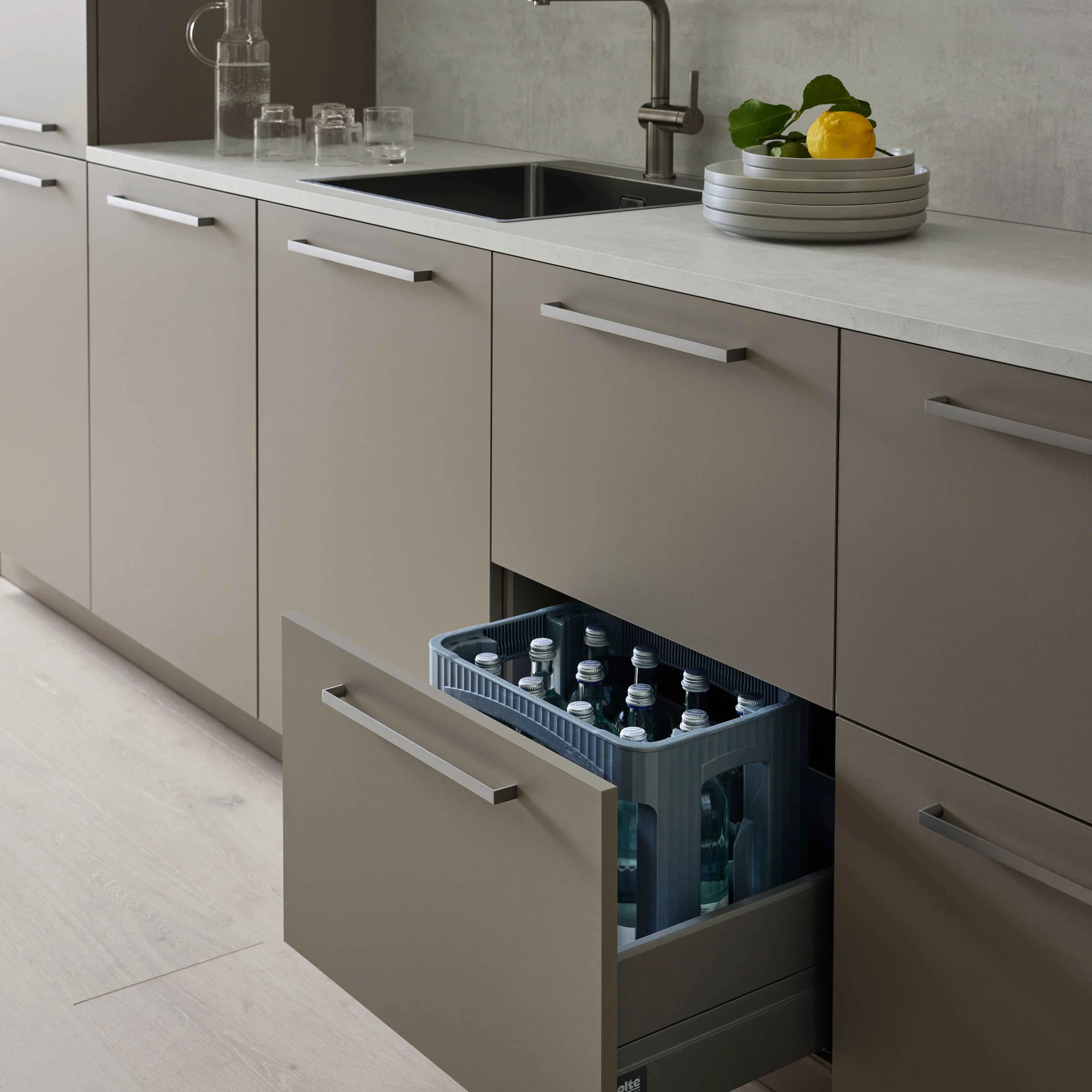 Eine moderne Küche mit offenem Schrank, gefüllt mit Getränken. Nolte Küchen.