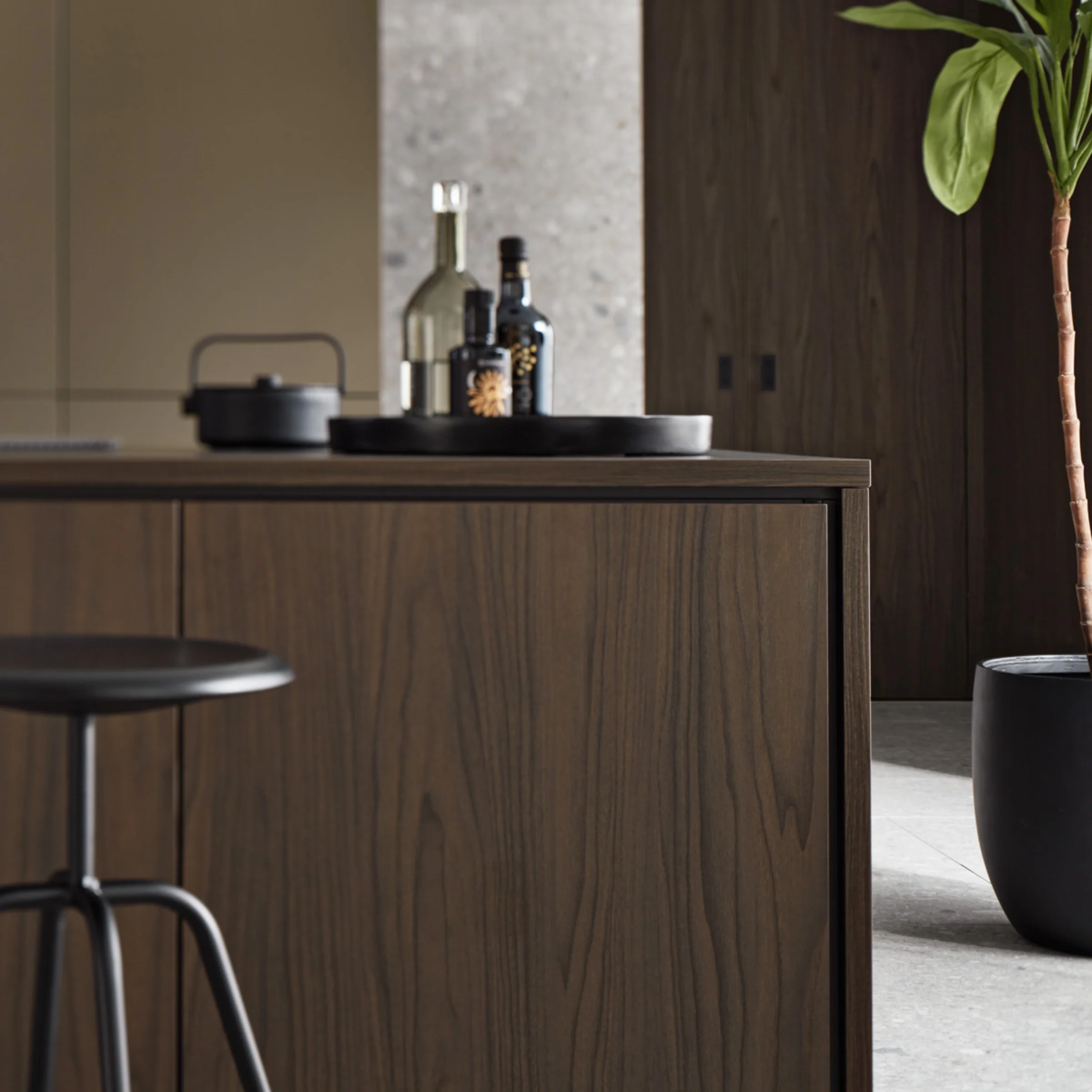 Eine moderne Küche mit Holzelementen und Pflanzen, im Stil von Nolte Küchen.