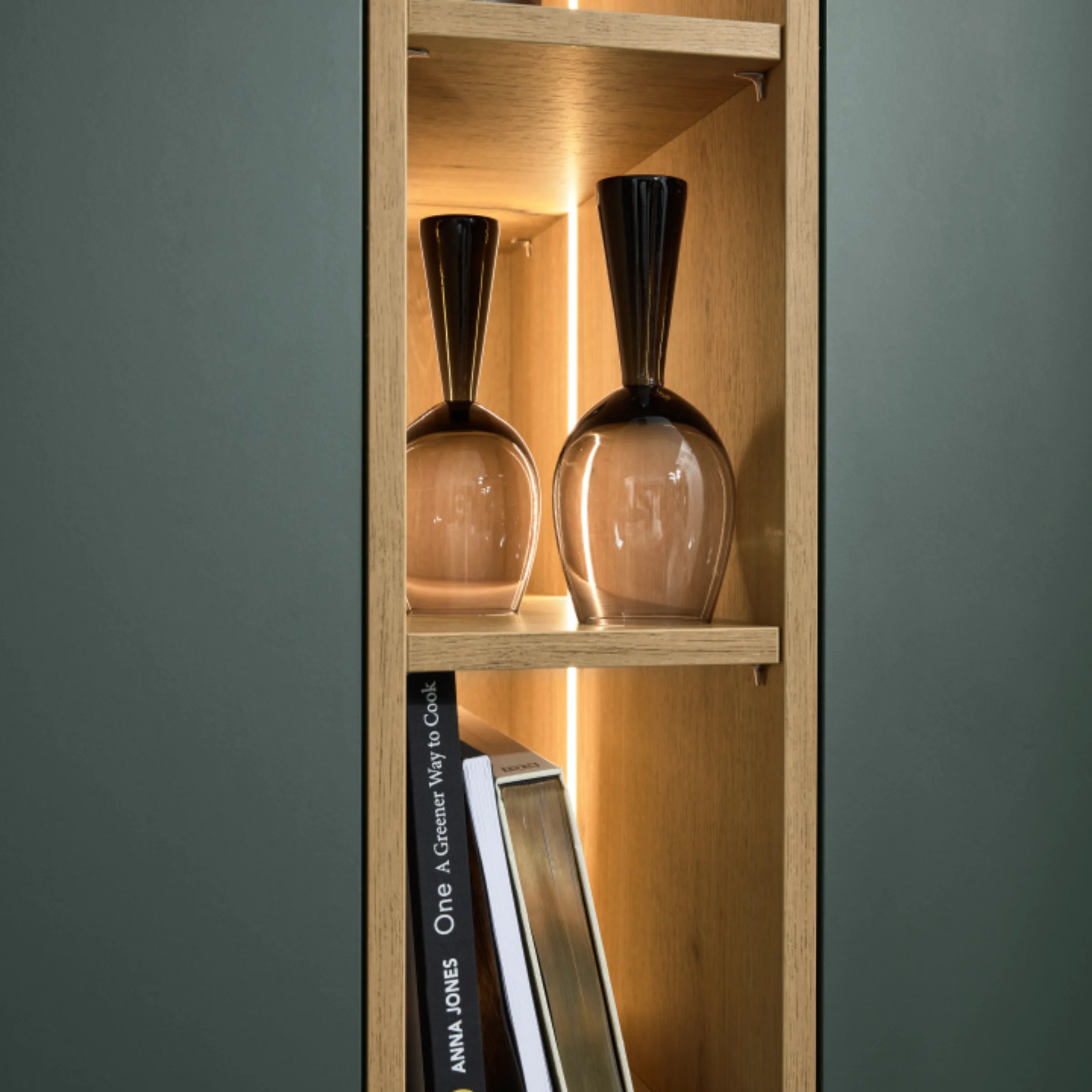 Ein Regal mit Büchern und Vasen in einem stilvollen Design, perfekt für Nolte Living.