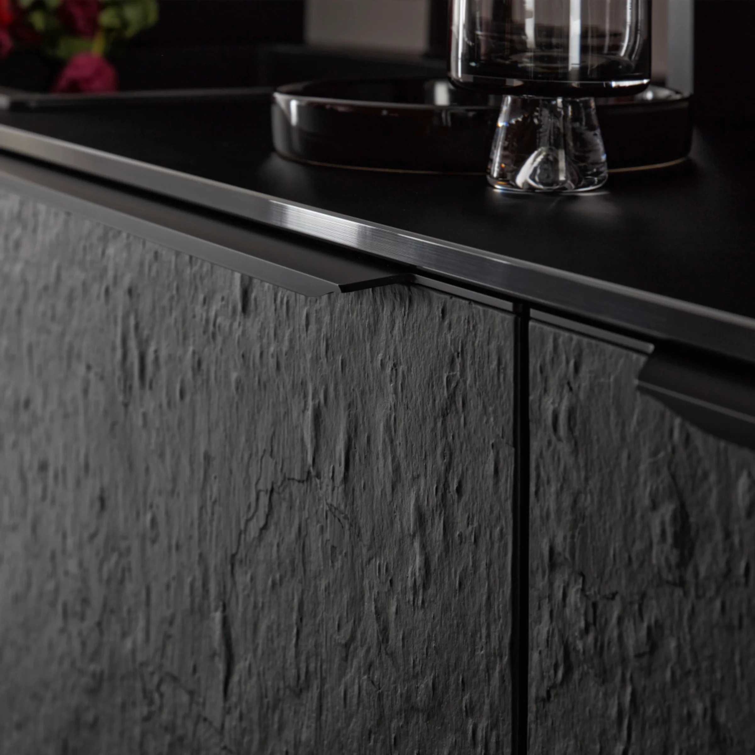 Eine moderne Küche mit dunklen, strukturierten Fronten und eleganten Details von Nolte Küchen.