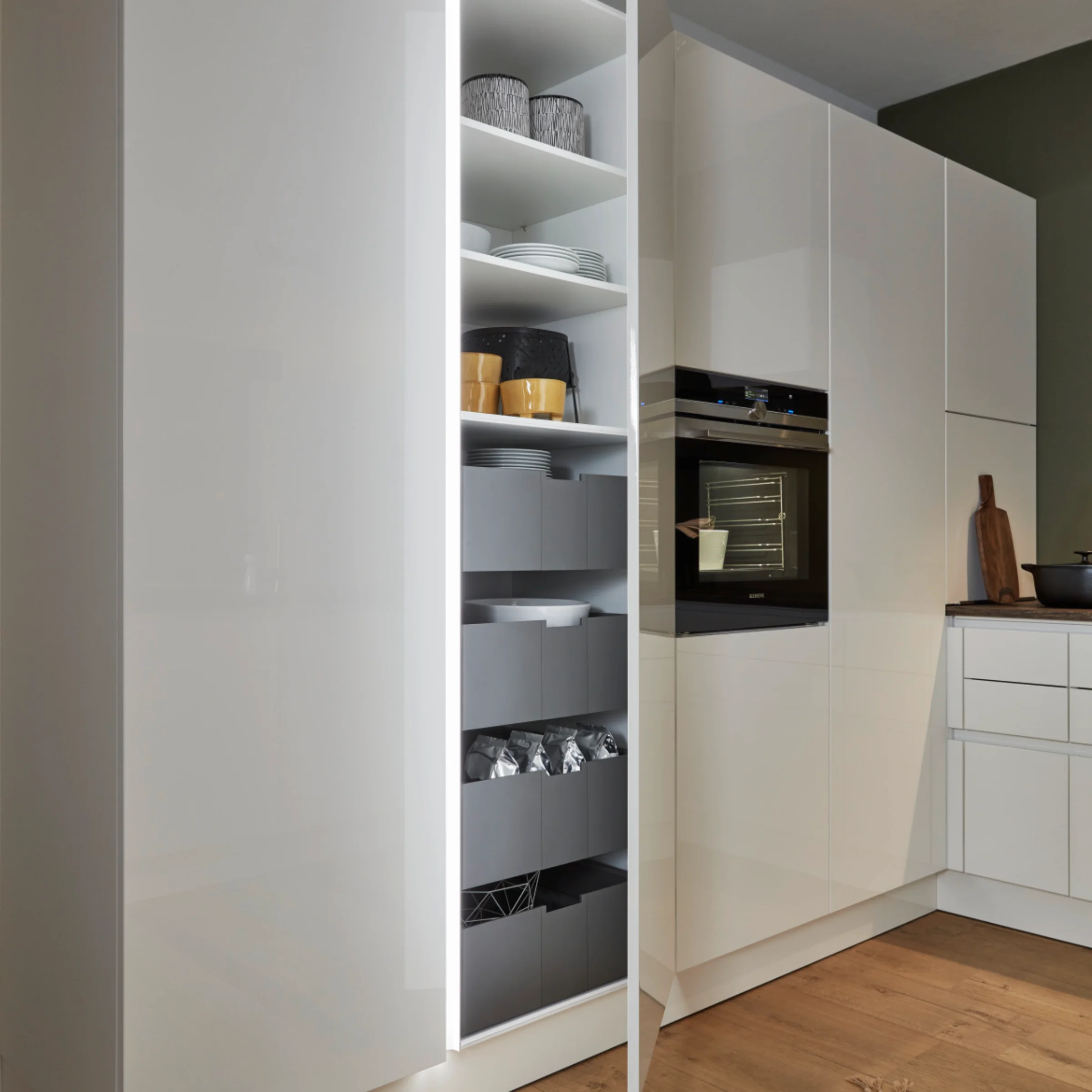 Eine moderne Küche mit beleuchtetem Schrank und Backofen. Nolte Küchen.
