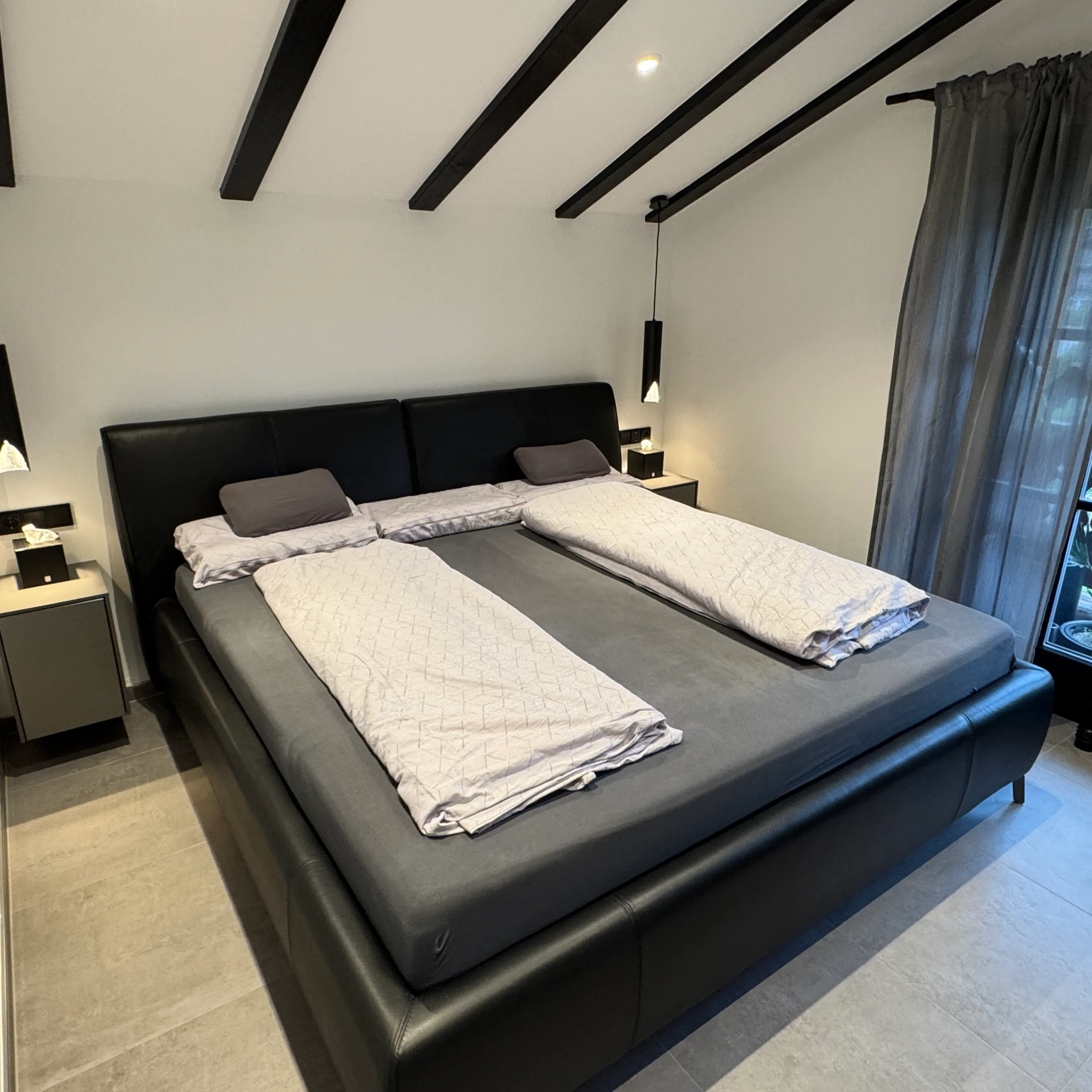 Ein Schlafzimmer mit einem großen Bett und modernem Design, Nolte Living.