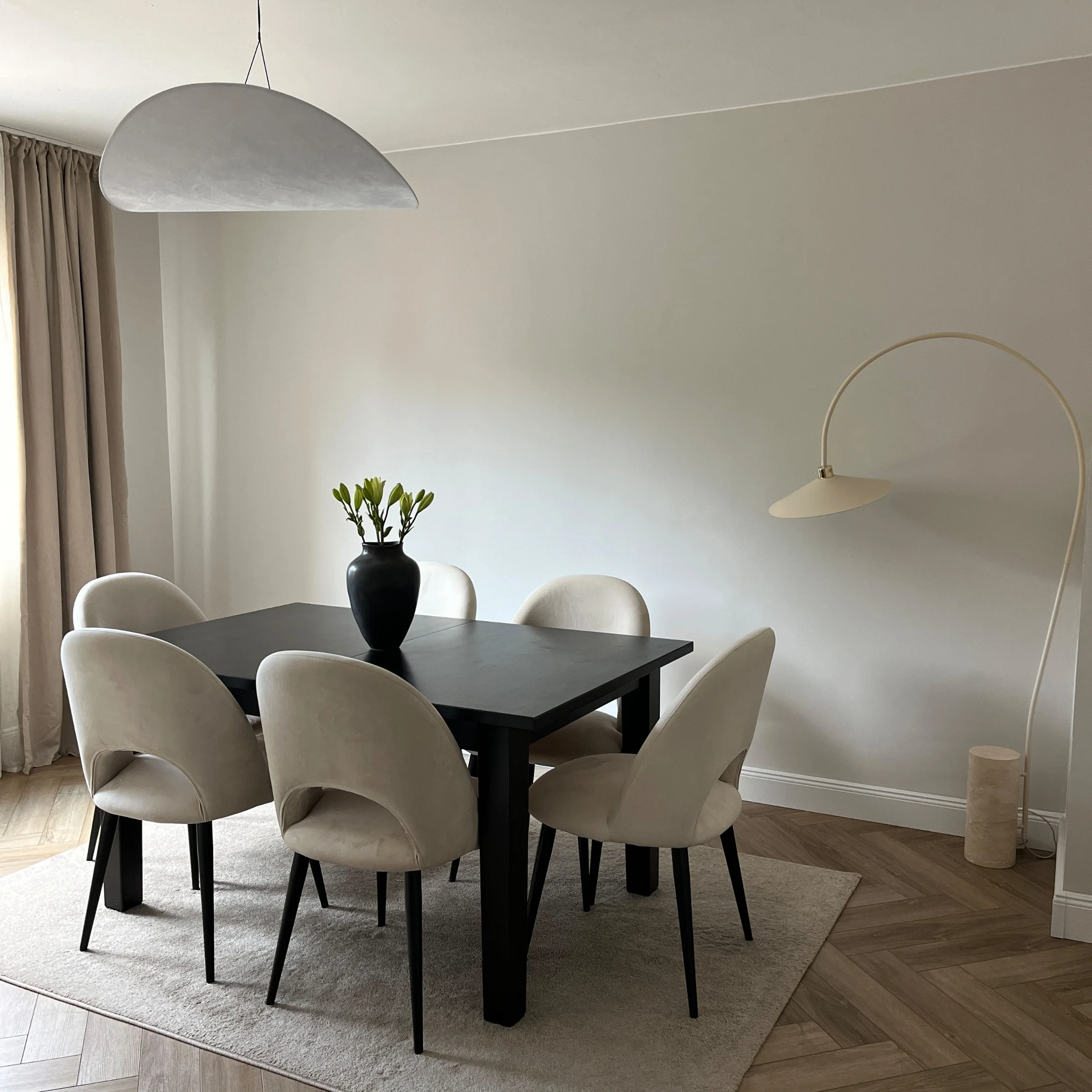 Ein elegantes Esszimmer mit dunklem Tisch und hellen Stühlen, passend zu Nolte Living.