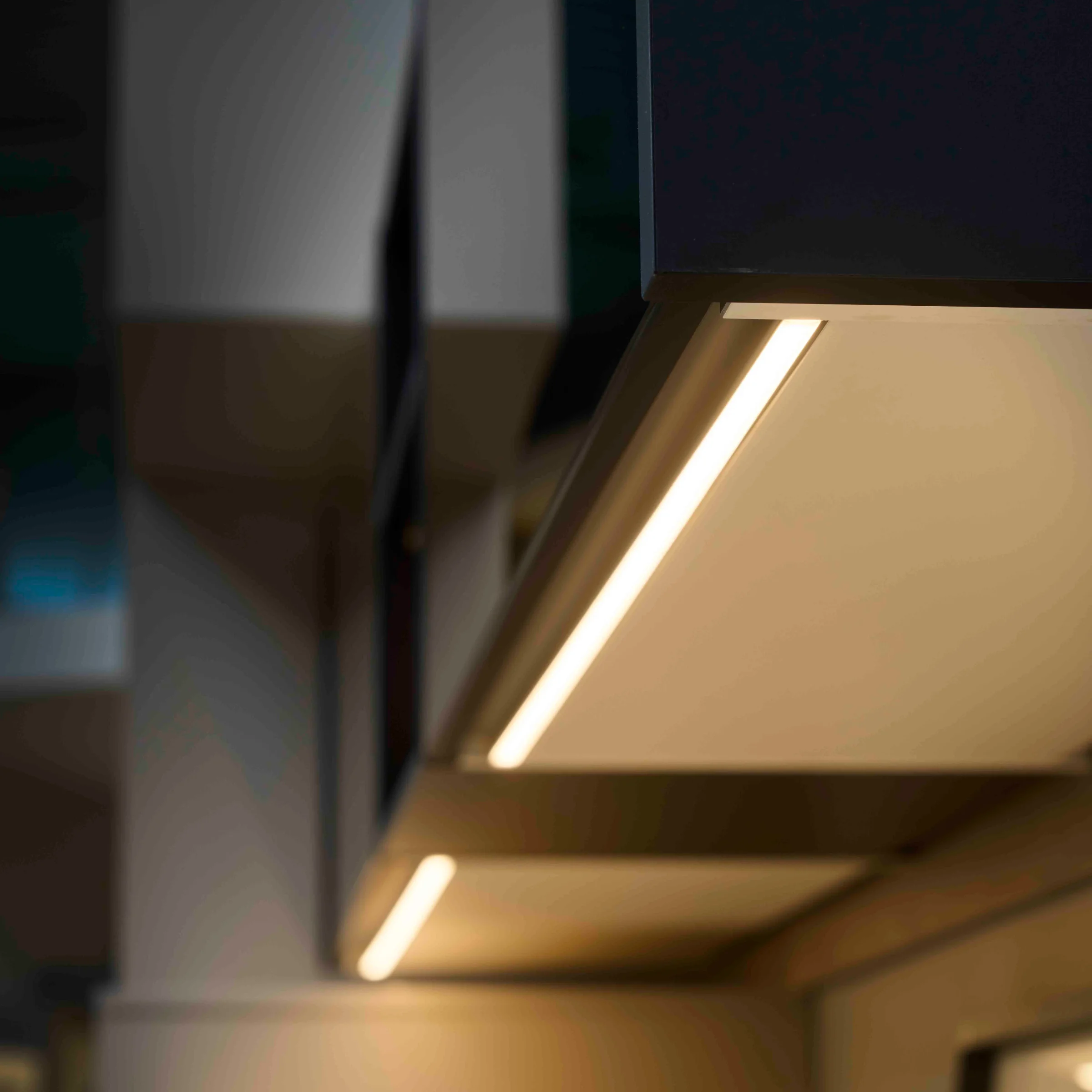 Moderne Küchenbeleuchtung mit eleganten Linien und Ambiente, Express Küchen.