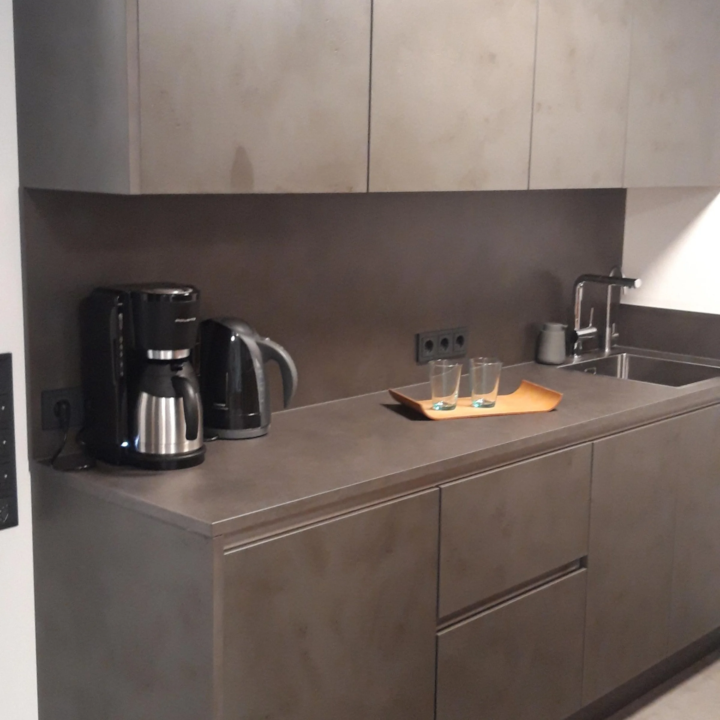 Eine moderne Küche mit Kaffeemaschine und Wasserkocher auf der Arbeitsplatte, Nolte Küchen.