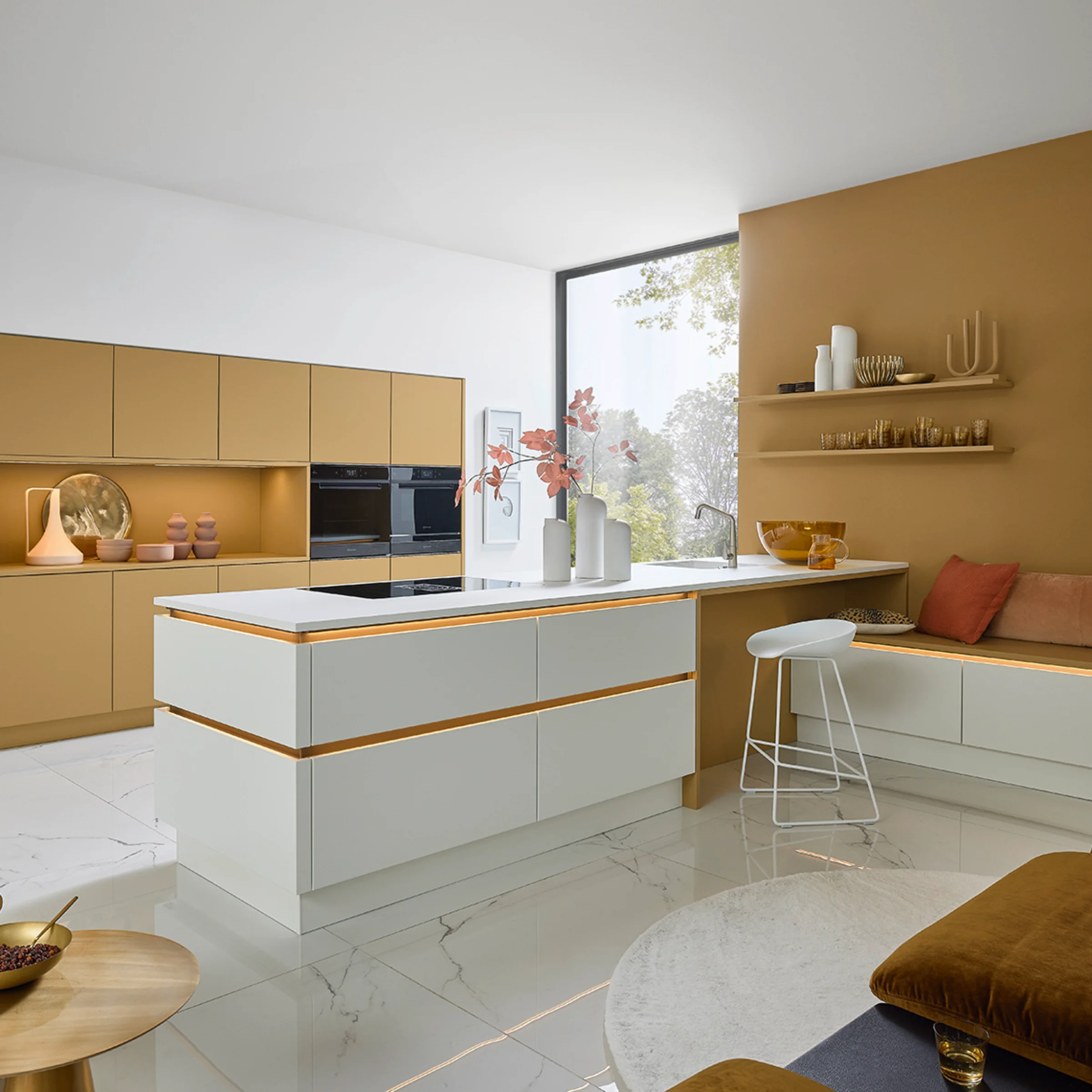 Eine moderne Küche mit Insel und goldenen Akzenten, Nolte Küchen.