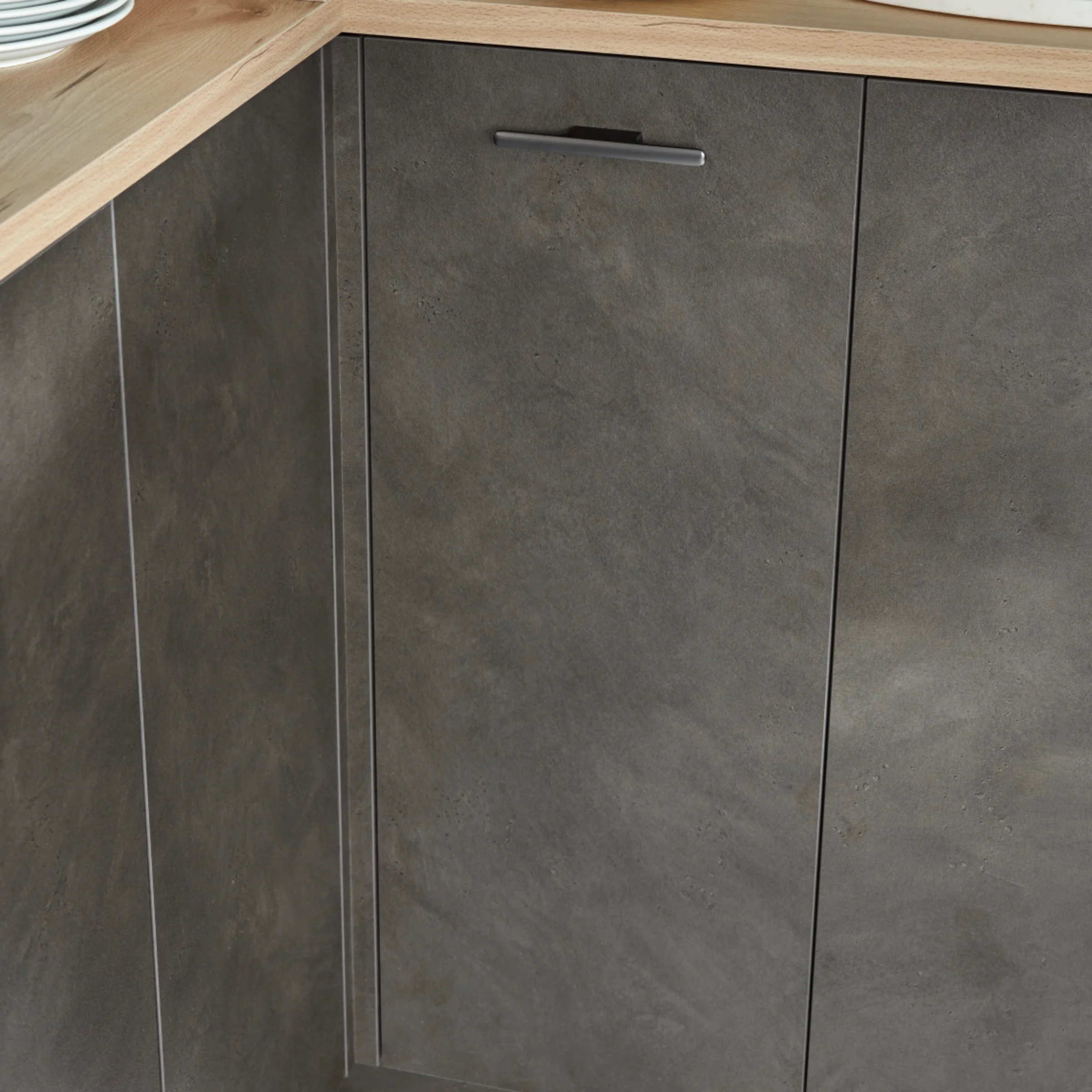 Eine moderne Küche mit grauen Schränken und Holzregalen, ausgestattet von Nolte Küchen.