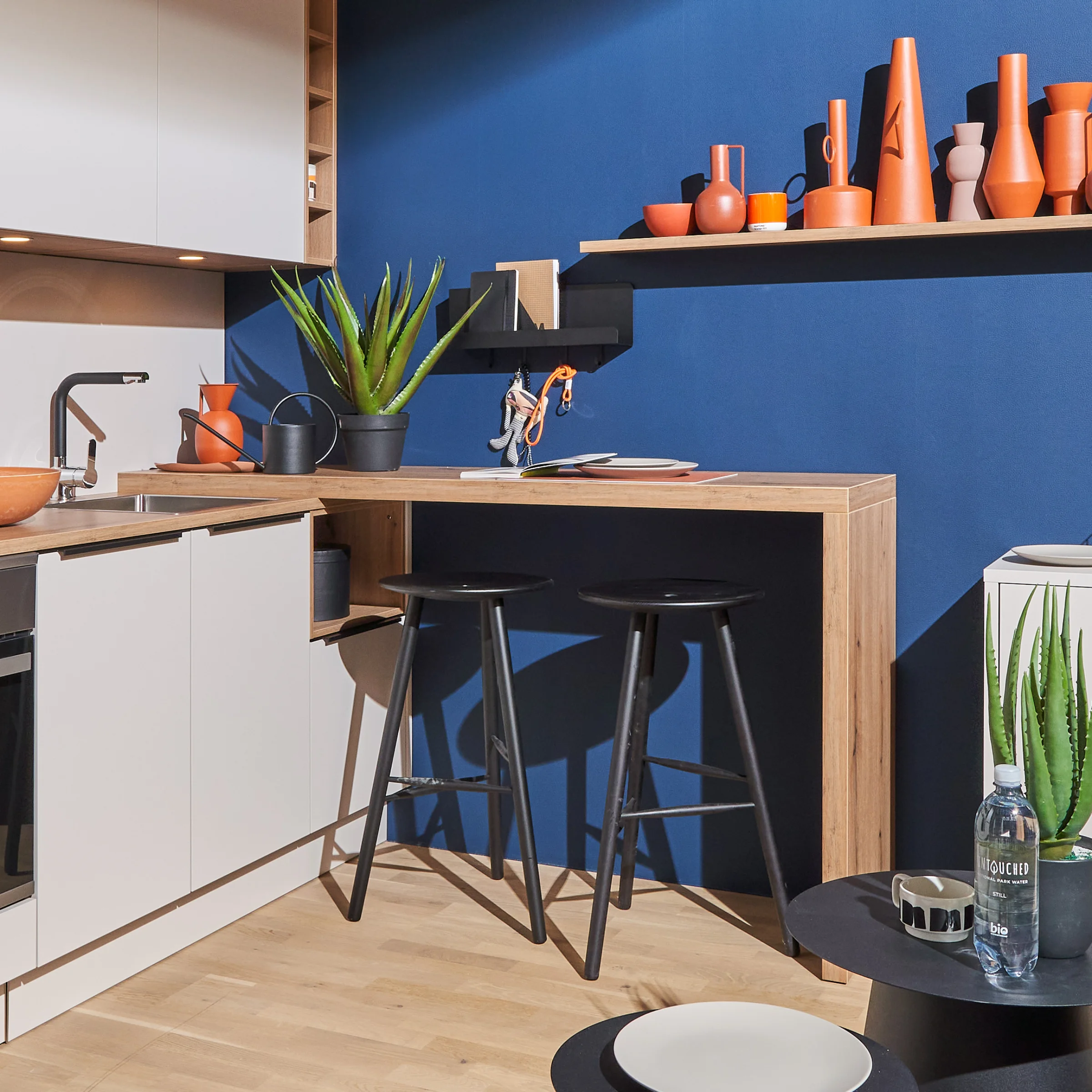 Eine moderne Küche mit blauen Wänden und stilvollen Dekorationen, Nolte Küchen.