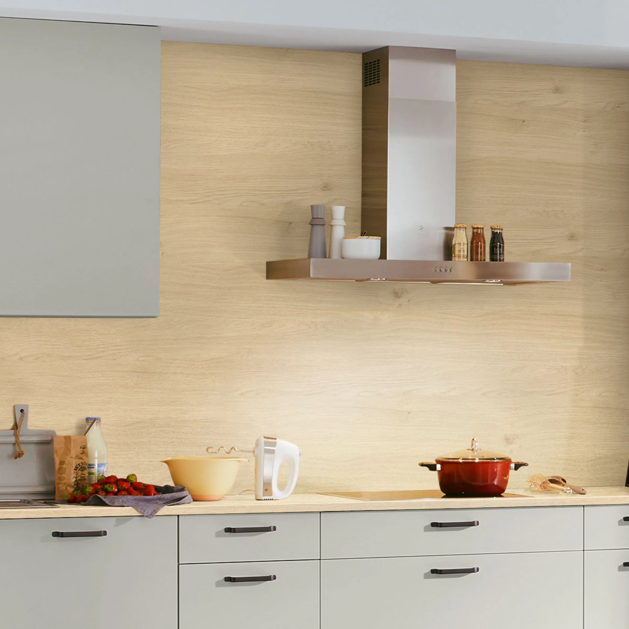 Eine moderne Küche mit hellen Holz- und Grautönen, ausgestattet von Nolte Küchen.