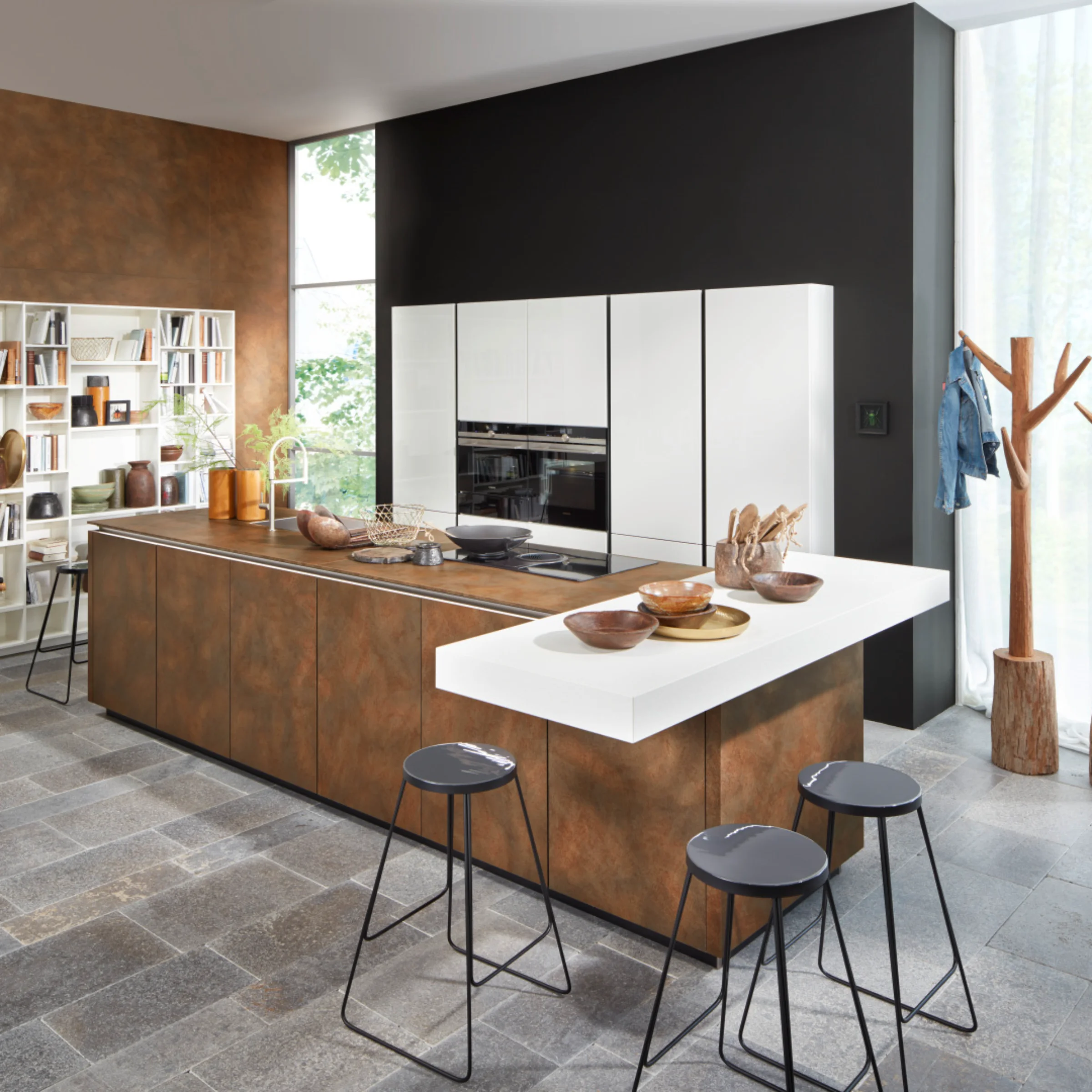 Eine moderne Küche mit Kochinsel und Bücherregal, gestaltet von Nolte Küchen.