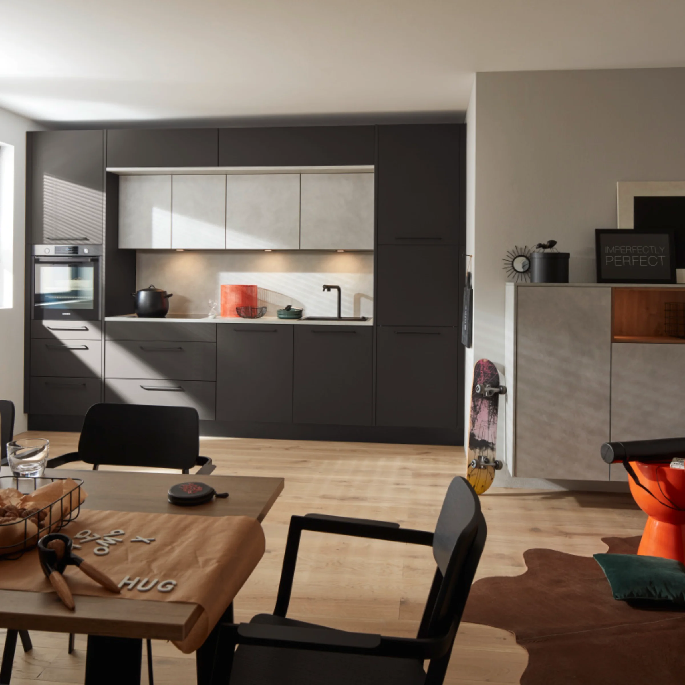 Eine moderne Küche mit dunklen Schränken und hellem Holz, gestaltet von Nolte Küchen.