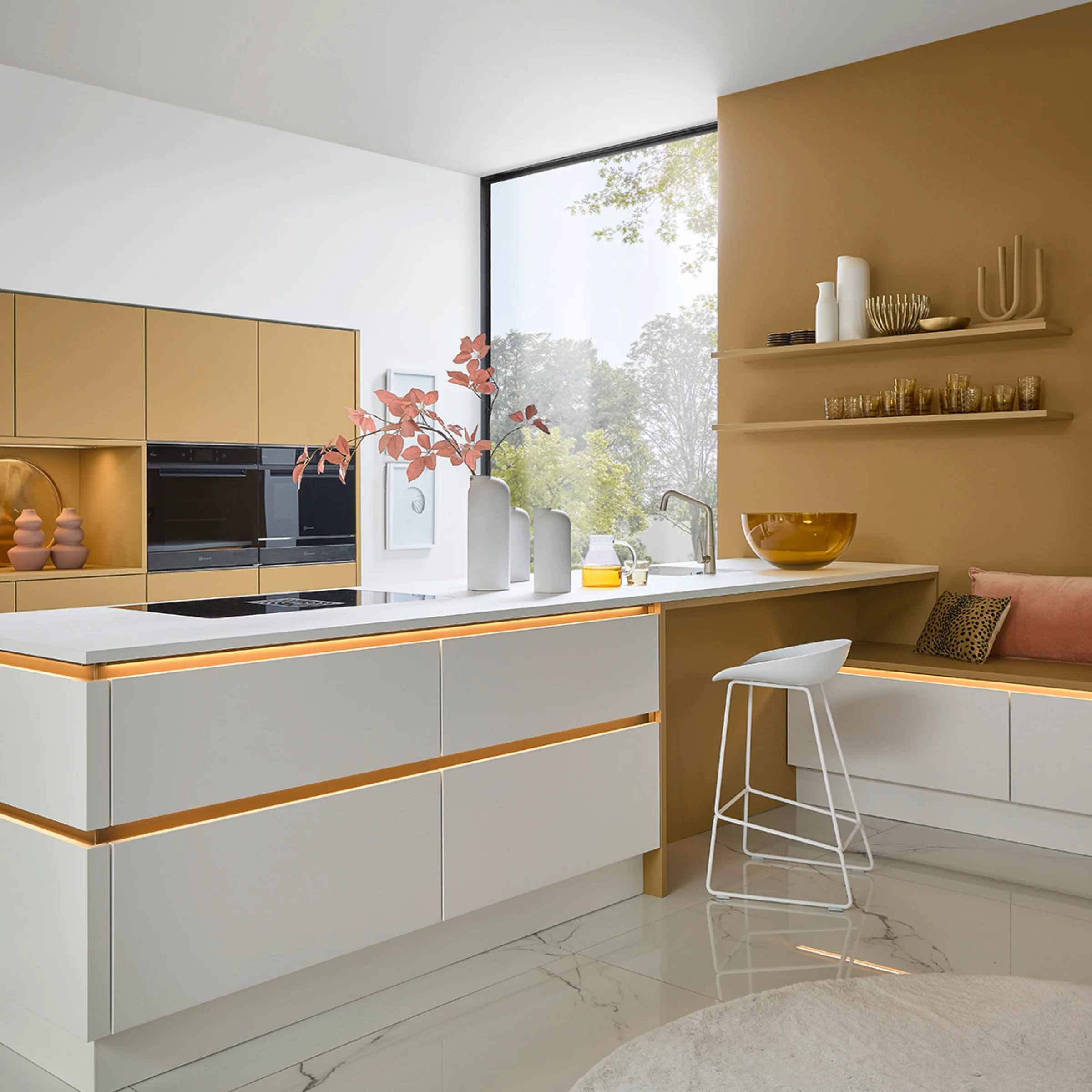 Moderne Küche mit weißen Fronten und goldenen Akzenten, ausgestattet von Nolte Küchen.